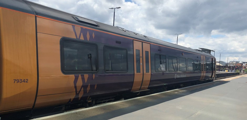 Additional carriages for busy commuter services to and from Birmingham Snow Hill
